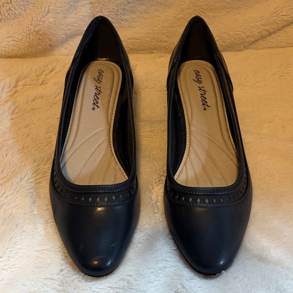 Easy Street Women's Classic Navy Blue Heels NWOT Size 8 - Picture 1 of 6